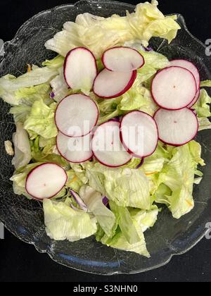 Salade avec tranches de radis dans un bol en verre Banque D'Images