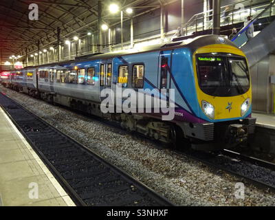 Transennine Express classe 185 Diesel multiple Unit fait une pause à la gare de Leeds Banque D'Images