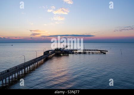 Crépuscule sur la jetée de Fairhope sur la côte du golfe d'Alabama Banque D'Images
