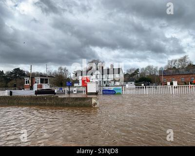 Inondation sur la rivière Severn à Worcester sur l'île de Diglis et l'écluse Banque D'Images