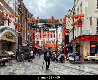 Chinatown Soho - les gens marchent et dînent en plein air Banque D'Images