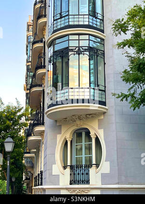 Balcons du bâtiment Art Nouveau. Rue Ayala, Madrid, Espagne. Banque D'Images