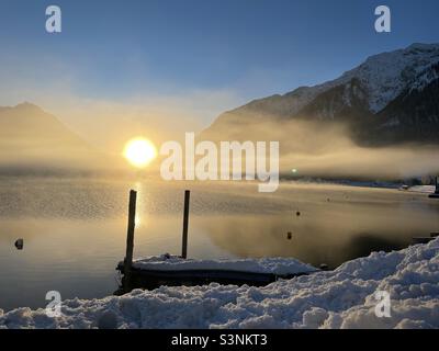 Lever de soleil au-dessus du lac Achensee en hiver Banque D'Images