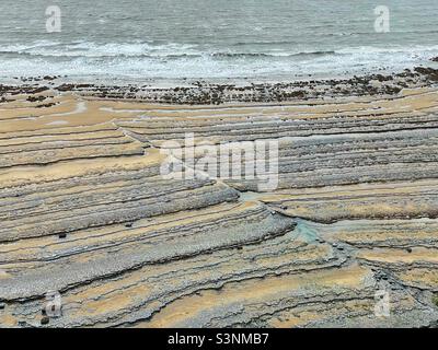 Motifs dans les formations rocheuses sur une plage, côte du patrimoine de Glamorgan, pays de Galles du Sud. Banque D'Images
