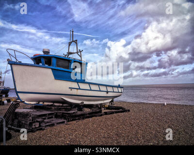 Un bateau de pêche sur la plage Deal, Kent Banque D'Images