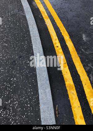 Les lignes jaunes double Banque D'Images