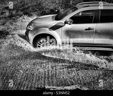 « 4x4 ou rien » un véhicule 4x4 navigue dans les eaux profondes des inondations causées par Storm Franklin Banque D'Images