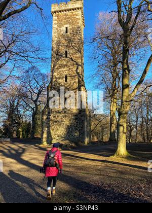 Walker à la tour de Corstorphine Hill, colline de Corstorphine, Édimbourg Banque D'Images