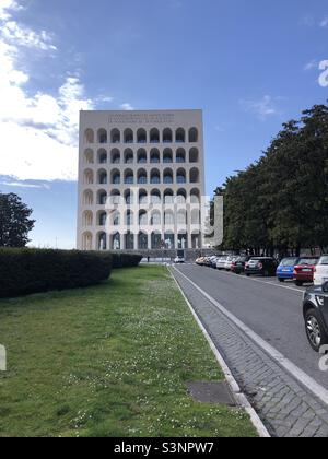 Le Palazzo della Civiltà Italiana, également connu sous le nom de Palais de la civilisation italienne ou le Colosseo Quadrato, a été achevé en 1937 à Rome, en Italie Banque D'Images