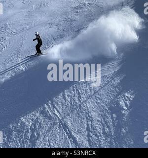 Skieur avec nuage de neige derrière eux. Mont Titlis à Engelberg, Suisse. Banque D'Images