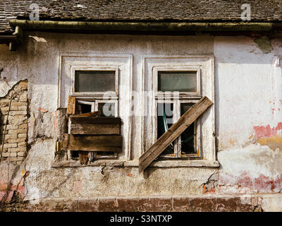 Ancienne maison en ruines abandonnée avec des fenêtres cassées Banque D'Images