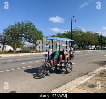 La Havane, Cuba; mars 2022: Bicitaxi, moyens de transport alternatifs dans la vieille Havane Banque D'Images