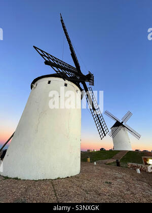 Moulins à vent à la tombée de la nuit. Alcazar de san Juan, province de Ciudad Real, Castilla la Mancha, Espagne. Banque D'Images