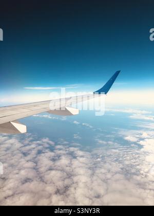 Aile d'avion vue de l'intérieur. Vol au-dessus des nuages dans la mer des Caraïbes. La Havane, Cuba. Banque D'Images