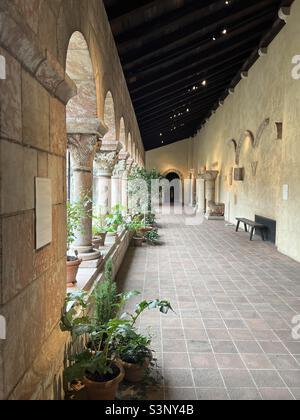 Un couloir au met Cloisters à New York, États-Unis. Banque D'Images