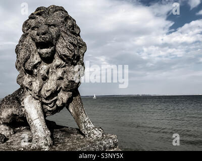 Lion qui garde l'entrée du port de Cowes Banque D'Images