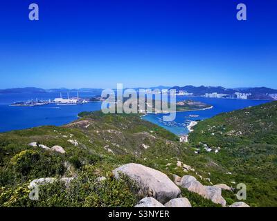 Vue imprenable depuis le sommet du mont Stenhouse sur l'île de Lamma, Hong Kong. Banque D'Images
