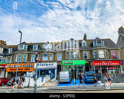 Rangée de magasins de restauration rapide et de plats à emporter sur Cliff Road à Newquay Cornwall Banque D'Images