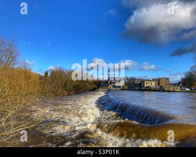 Weir sur la rivière Wharfe dans le West Yorkshire d'Otley Banque D'Images