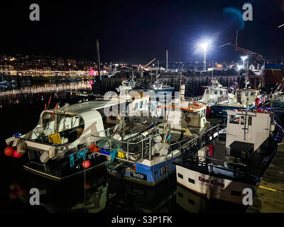 Des bateaux de pêche amarrés sur la rivière esk dans le Whitby North Yorkshire la nuit Banque D'Images