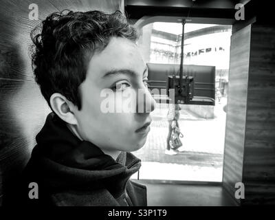 Portrait, profil latéral d'un beau garçon de 12 ans aux cheveux bruns et aux yeux bruns. Banque D'Images
