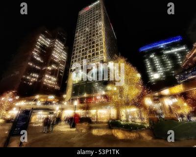En regardant vers le haut et dehors sur la plaza à l'intérieur du City Creek Center dans le centre-ville de Salt Lake City, Utah, États-Unis la nuit pendant la saison de Noël. Banque D'Images