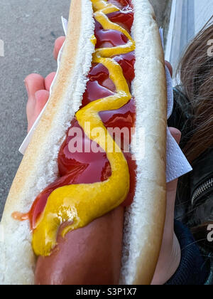 Hot-dog avec du ketchup et de la moutarde Banque D'Images