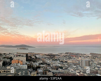 Vue sur l'île d'Alcatraz depuis la colline russe Banque D'Images