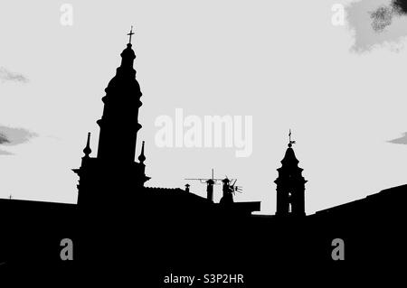 Les clochers de : la Chapelle des Pénitents-blancs Chapelle de l'Immaculée-conception de Menton et la basilique Saint-Michel Archange. Banque D'Images