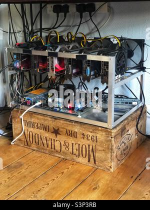 Bitcoin mining Computer, un ordinateur à structure ouverte construit à la maison d'exploitation de crypto monnaie. Banque D'Images