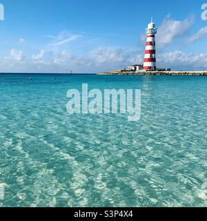 Janvier, 2022, Phare vu de la plage sur Ocean Cay, l'île privée de MSC Cruiseline, situé à Bimini, Bahamas, vu pendant une croisière sur le MSC Divina, de Miami, Floride Banque D'Images