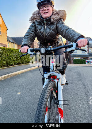 Jeune fille à vélo de montagne dans la rue Banque D'Images