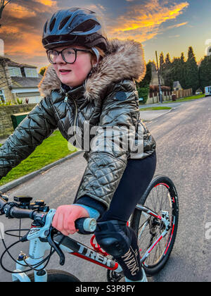 Jeune fille à vélo de montagne dans la rue Banque D'Images