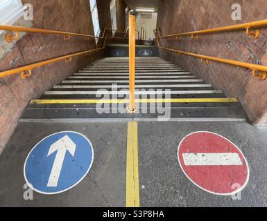 Les escaliers d'accès aux quais de la station de Foregate Street à Worcester Banque D'Images