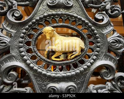 Symbole de l'agneau de dieu sur une porte extérieure de l'église catholique, États-Unis Banque D'Images