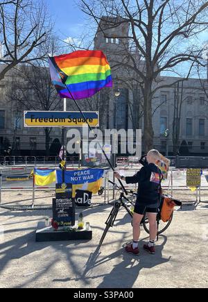 Allemagne, Berlin, Mitte, 27 mars 2022. Place de la liberté à l'extérieur de l'ambassade de Russie à Unter den Linden. Réponse à l'invasion de l'Ukraine Banque D'Images