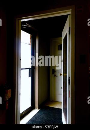 Ouvrir la porte, fermer la porte. Intérieur, extérieur. Concepts : opposés. Entrée et sortie. Lumière et ombre. Lumineux et sombre. Géométrie de l'espace. Banque D'Images