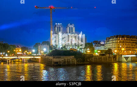 La cathédrale notre-Dame historique en réparation sur les rives de la rivière Siene la nuit. Paris, France Banque D'Images