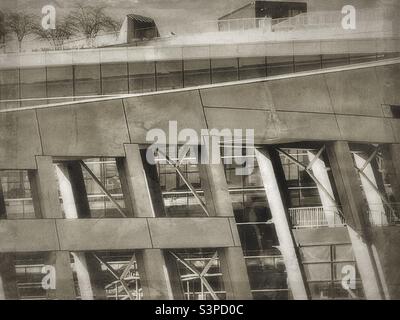 L'architecture moderne est montrée ici, le sujet étant la bibliothèque publique de Salt Lake City, mais l'image a été modifiée pour ressembler à l'ancien et ancien. Une étude en contrastes. L'ancien et le nouveau. Banque D'Images