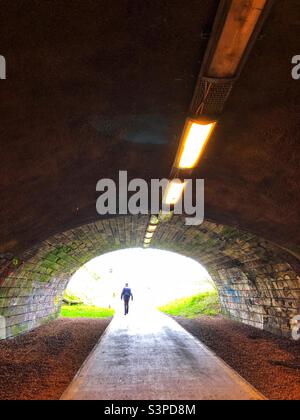 Tunnel de la rue Rodney ancien tunnel ferroviaire utilisé comme sentier cyclable et passerelle piétonne, Édimbourg Banque D'Images