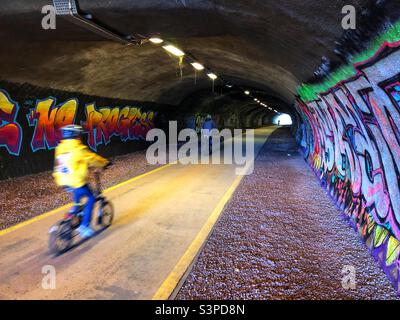 Tunnel de la rue Rodney ancien tunnel ferroviaire utilisé comme sentier cyclable et passerelle piétonne, Édimbourg Banque D'Images