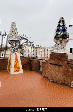 Terrasse sur le toit du Palau Güell, site classé au patrimoine mondial de l'UNESCO à Barcelone, Catalogne, Espagne, Europe. 15 mars 2022. Banque D'Images