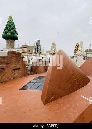 Terrasse sur le toit du Palau Güell, site classé au patrimoine mondial de l'UNESCO à Barcelone, Catalogne, Espagne. 15 mars 2022. Banque D'Images