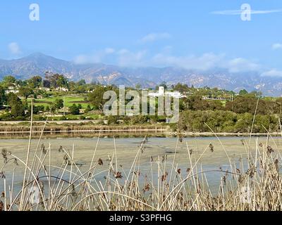 6 octobre 2021. Sécheresse en Californie - le refuge d'oiseaux de Santa Barbara est peu d'eau. Vue sur Montecito, Californie, y compris le Montecito Country Club. Banque D'Images