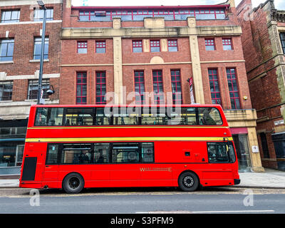 Bus rouge rétro First Leeds West Yorkshire sur le Headrow à Leeds Banque D'Images