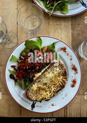 Croque Monsieur, café Renoir, Paris France 2021 Banque D'Images