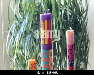 De belles bougies africaines peintes à la main sont placées dans des chandeliers sur une table dans le cadre de la décoration d’une maison dans l’Utah, aux États-Unis. Banque D'Images