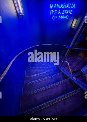 Vieux escalier en bois avec lumières à DEL bleues Banque D'Images