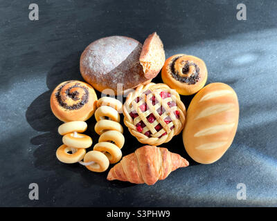 Miniature de pâtisseries de boulangerie en gros plan sur un fond isolé Banque D'Images