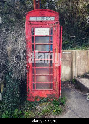 Ancienne boîte téléphonique britannique rouge avec peinture rouge sur la route A470 à travers le pays de Galles, 2022. Banque D'Images